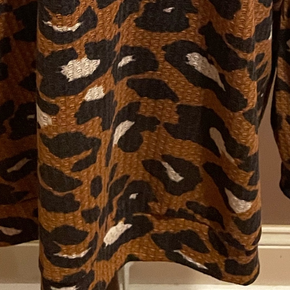 Rae Leopard Print Top Size Medium - Picture 2 of 3